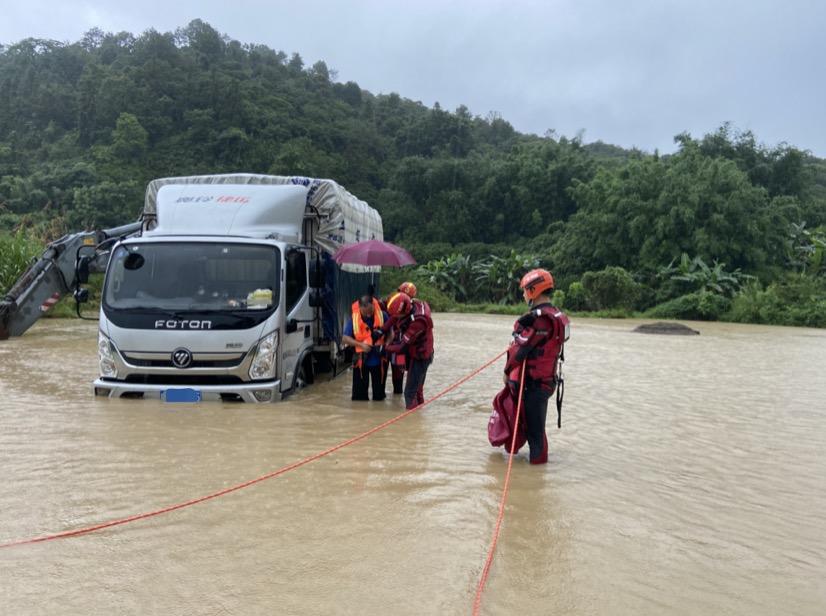 广州暴雨最新消息，小巷奇遇中的雨幕故事